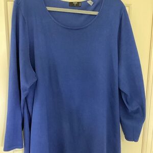 Hi-Low light royal blue sweater with 3/4 sleeves and round neck